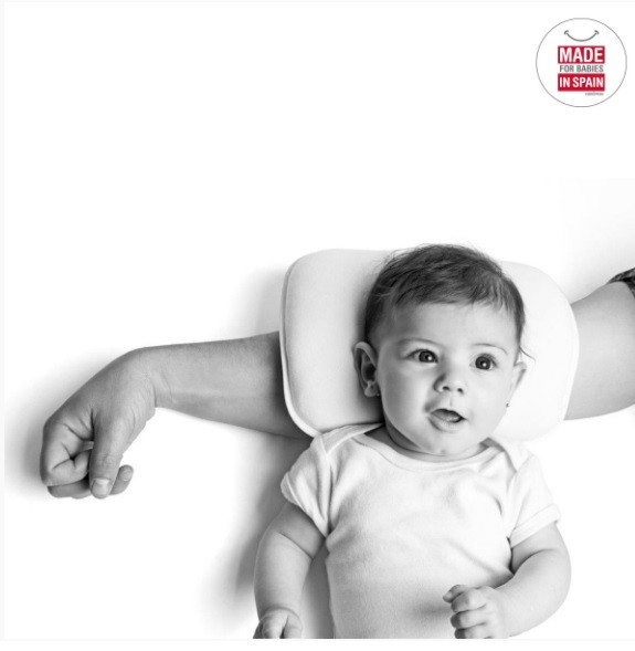 Cojin de brazo para comodidad del bebe y de los padres.